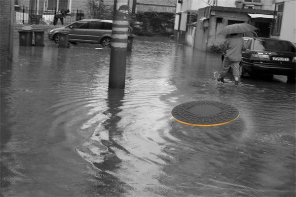 「悬浮」的井盖设计解决城市积水问题