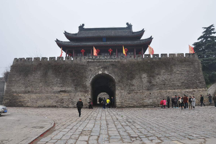 作为防御性建筑，中国古代城墙用什么建筑材料？