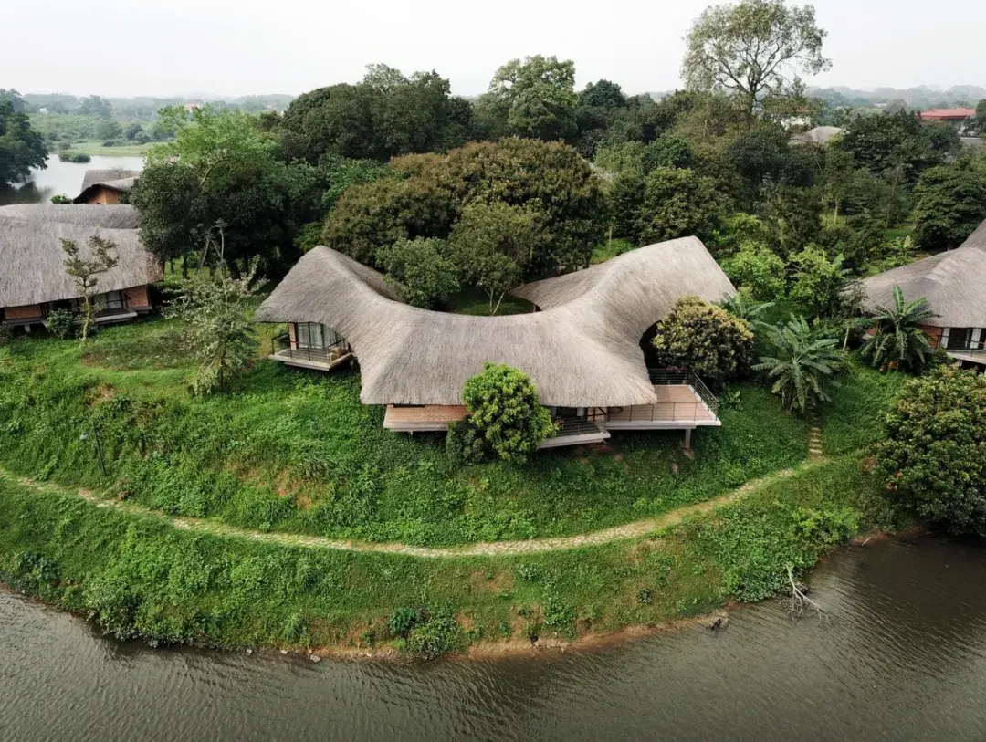 越南河岸架空住宅，能防潮的茅草制建筑