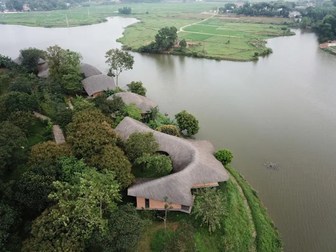 越南河岸架空住宅，能防潮的茅草制建筑