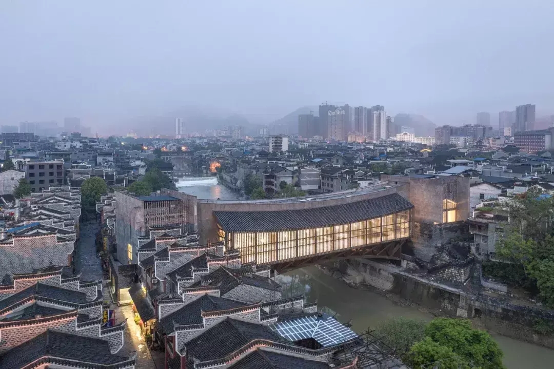 吉首新地标建筑：一座横跨江面，兼做步行桥的吉首美术馆