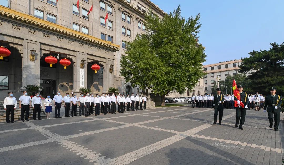 住房和城乡建设部举行升国旗仪式庆祝新中国73周年华诞