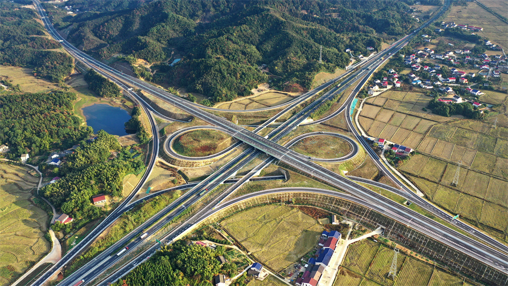 正式通车运营 这条高速公路充满科技与智慧