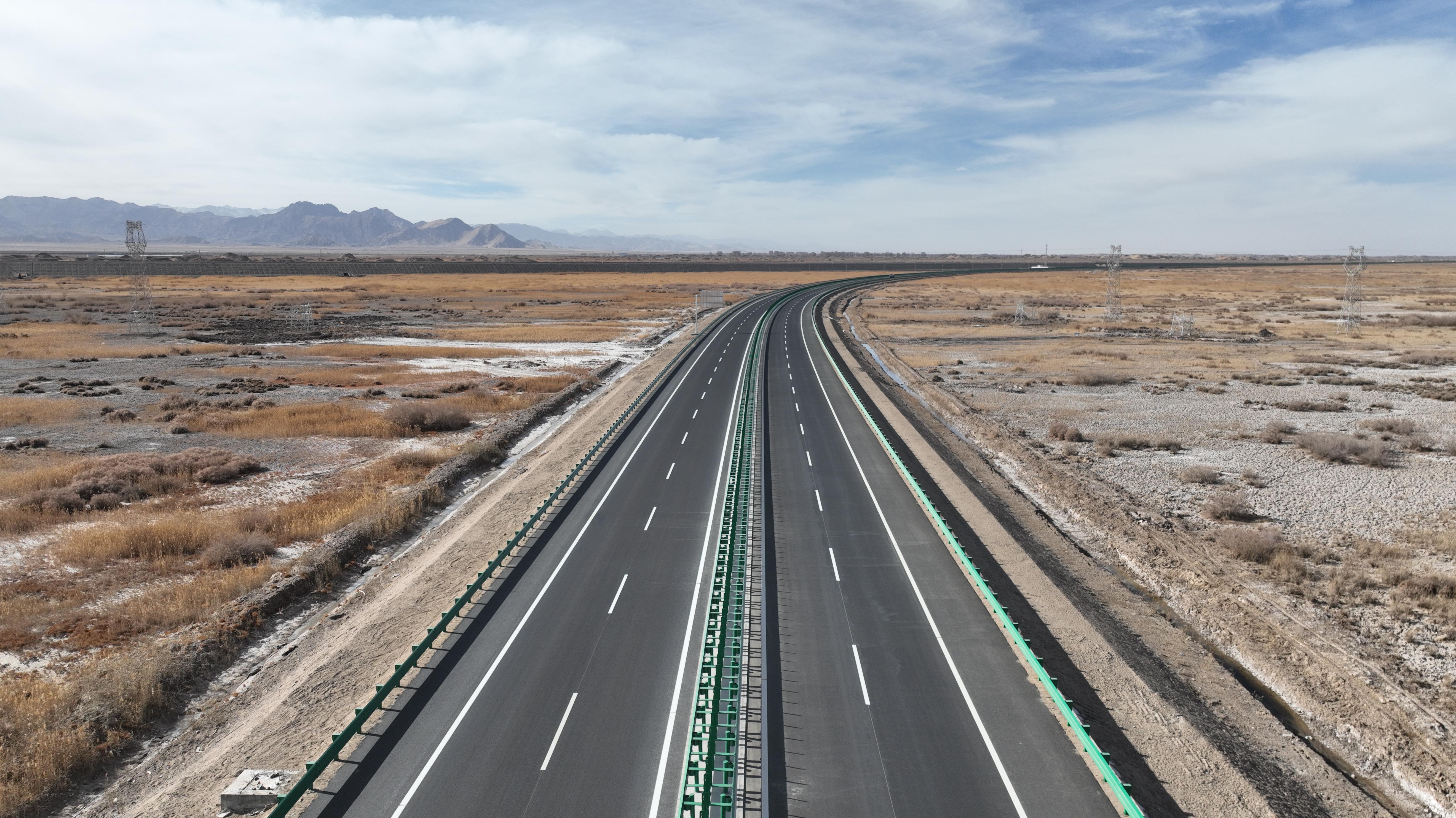 格尔木至茫崖公路扩建工程正式通车