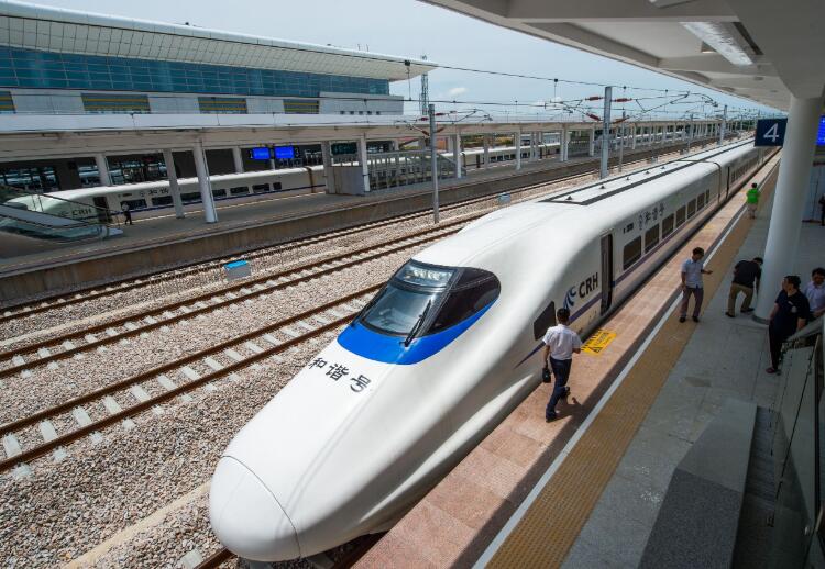 它是我国一条重量级高速铁路，全长约1350公里，投资高达3008.5亿