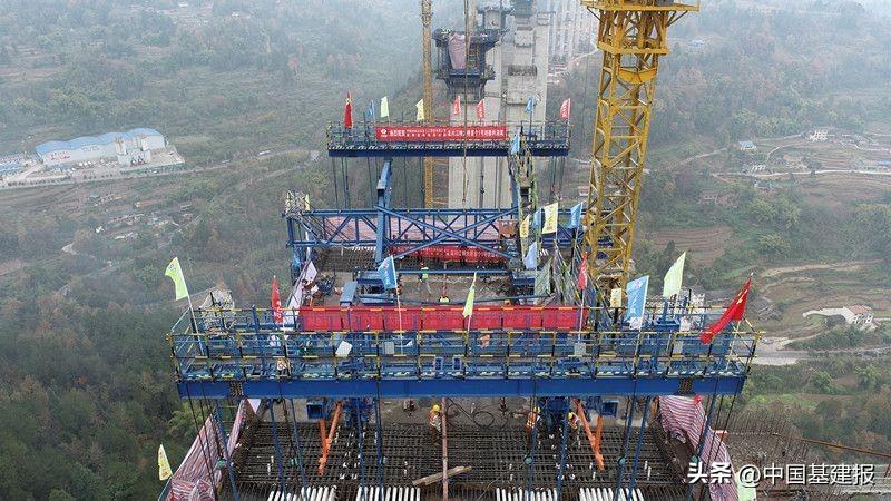 渝湘复线高速公路龙川江特大桥挂篮悬浇梁首节浇筑