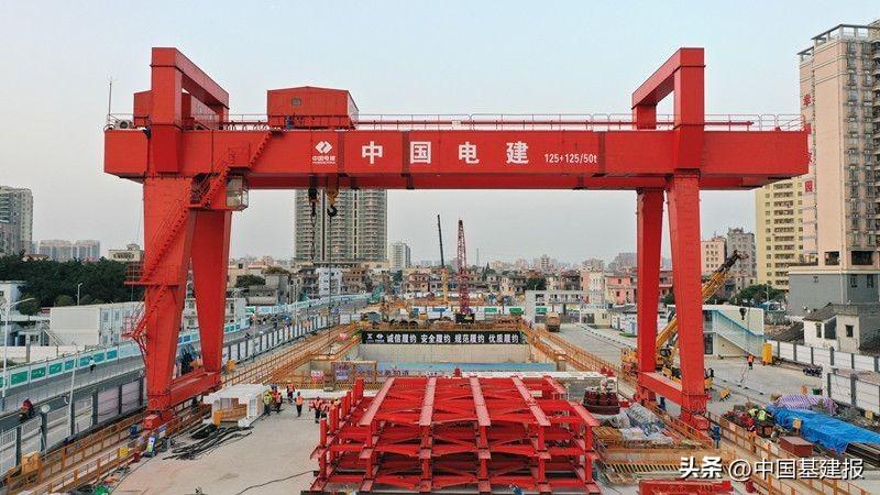 世界最大断面组合式顶管机“大禹掘进号”运抵深圳项目开始组装