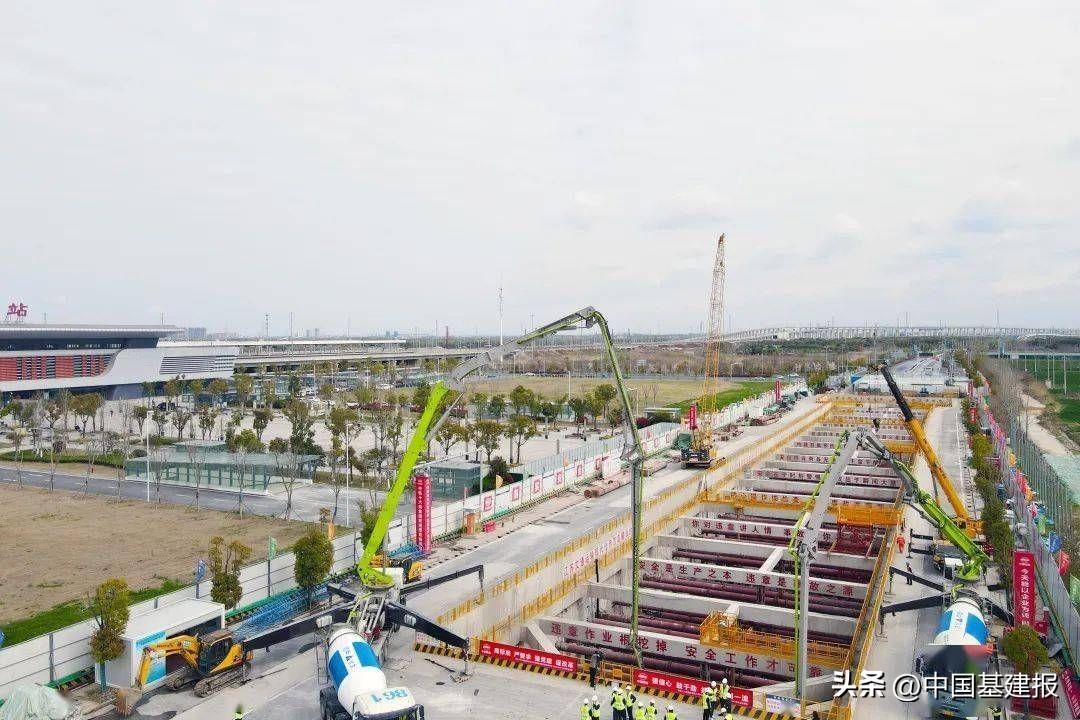 沪苏锡常铁路先导段太仓站项目主体结构封底