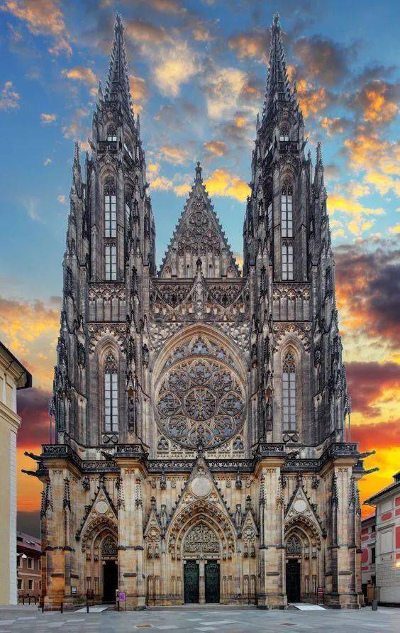 中世纪法国哥特式教堂的建筑和装饰艺术