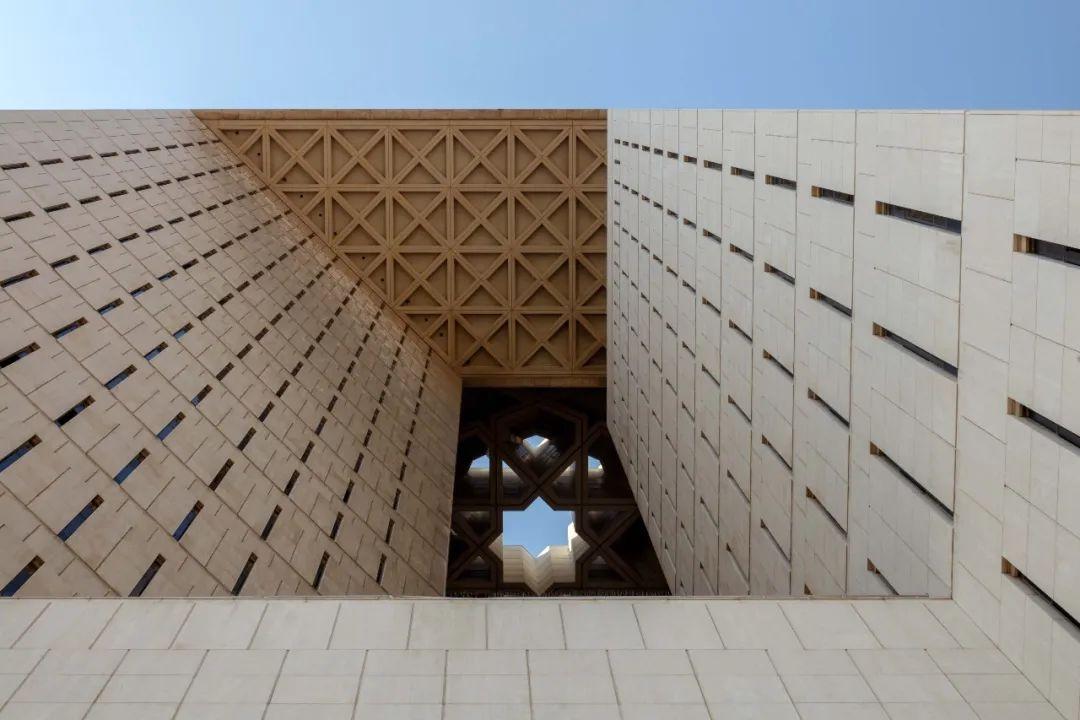 竣工30年的吉达地标性建筑——伊斯兰开发银行总部大楼