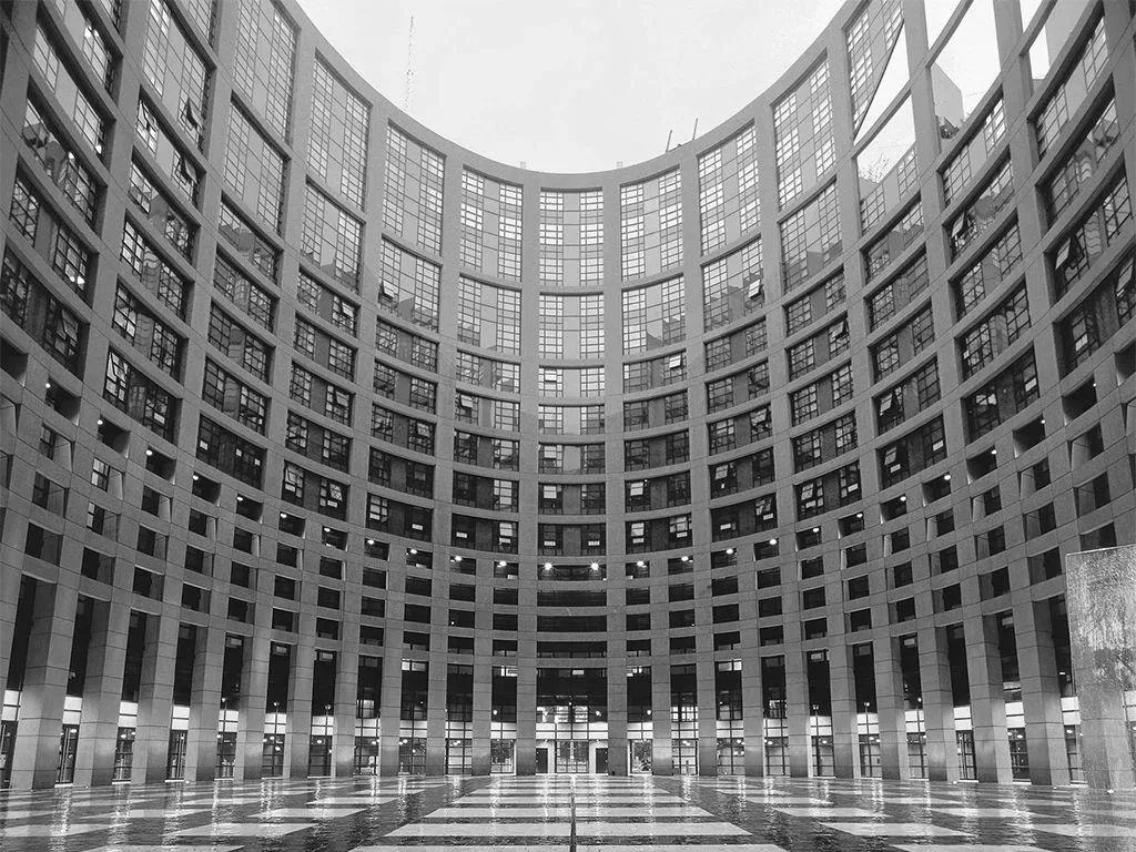 欧洲议会大厦： 交织的历史与联结的象征 / 法国AS建筑工作室