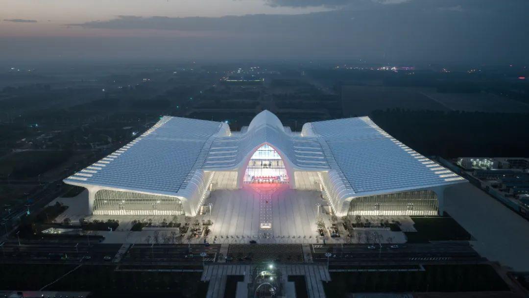 新一代展览建筑——临空国际会展中心规划与建筑设计 / 北京建院