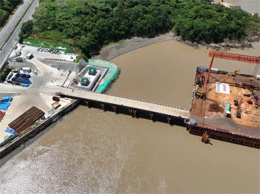两座世界级大桥，同步开启水上施工