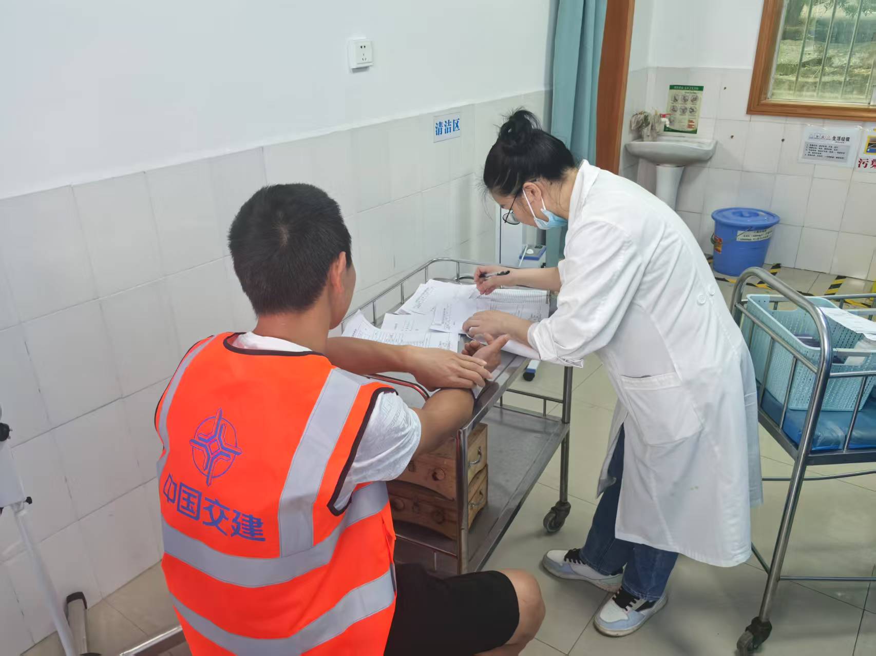 南宁市江南区中心 粮食储备库项目开展公益体检活动
