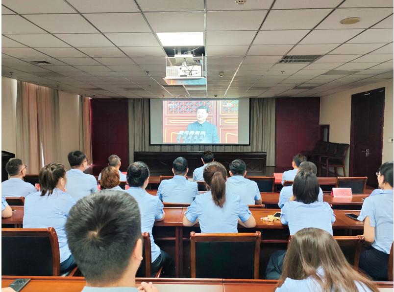 河南省许昌市住房公积金管理中心集中观看纪念中国人民抗日战争暨世界反法西斯战争胜利80周年大会