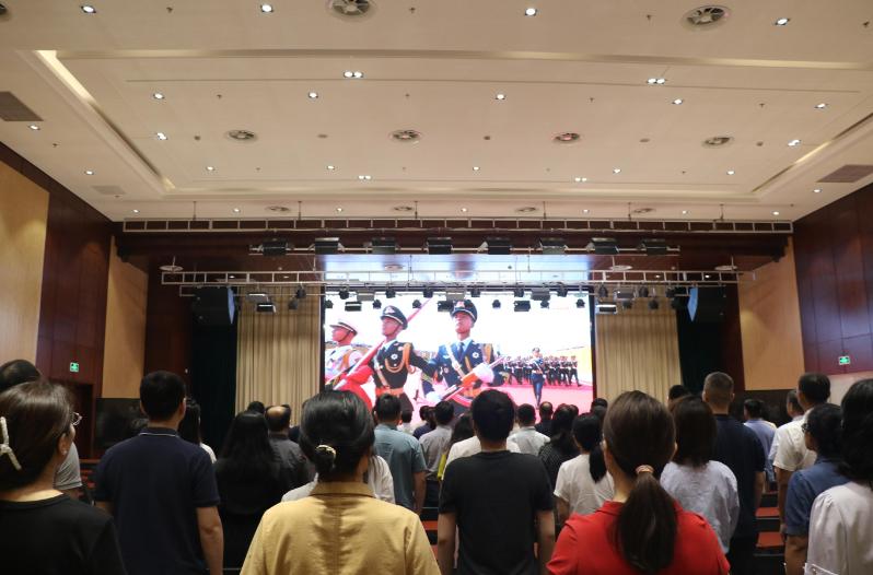 河南省住房城乡建设厅组织集中观看纪念中国人民抗日战争暨世界反法西斯战争胜利80周年大会