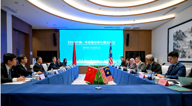 倪虹会见马来西亚房屋及地方政府部部长倪可敏