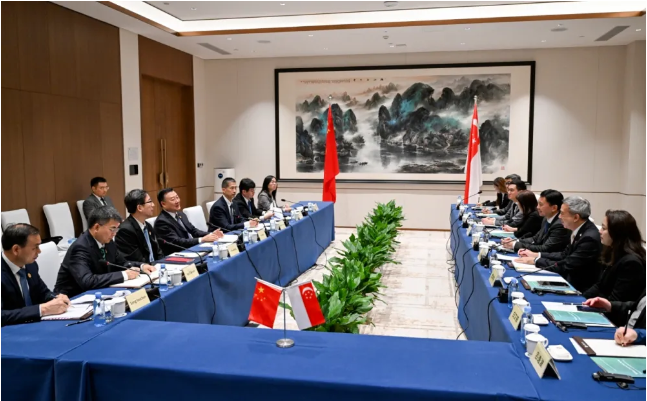 倪虹会见新加坡国家发展部部长徐芳达