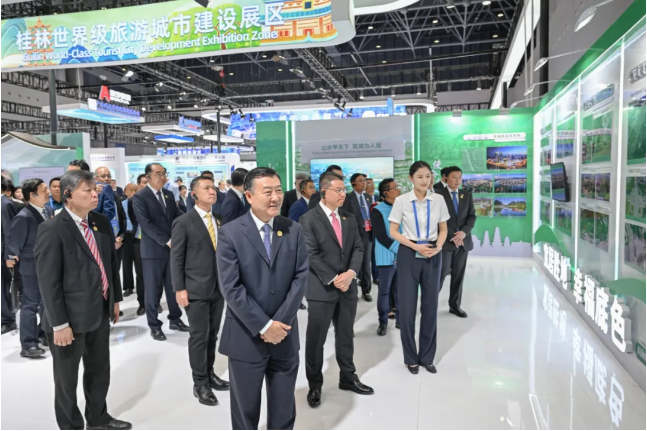 2025中国—东盟建设部长圆桌会议与会代表参观中国—东盟建筑科技展