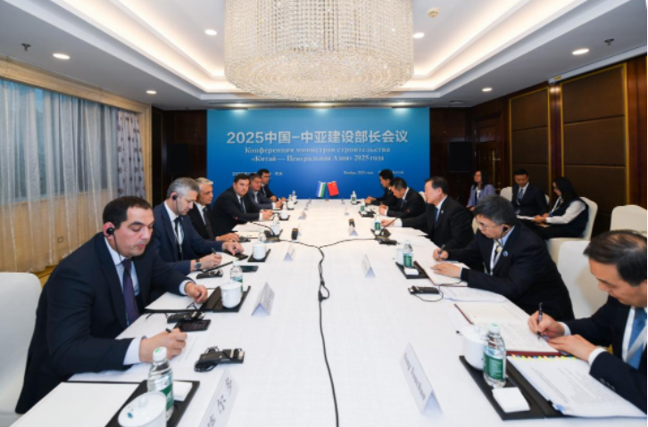 倪虹会见乌兹别克斯坦建设与住房和公共服务部部长希多亚托夫