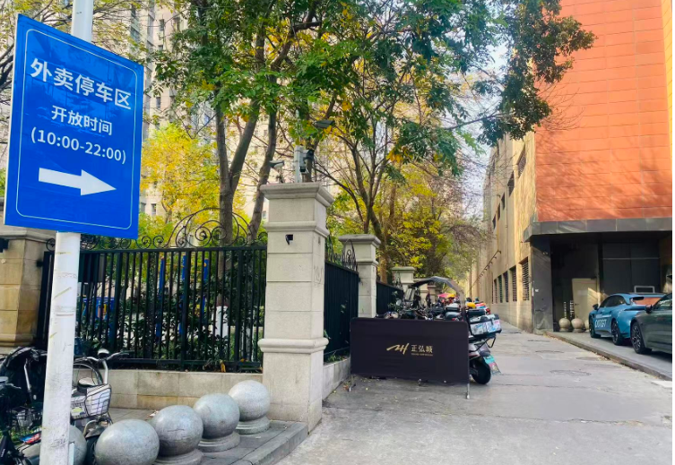 郑州：为外卖快递小哥打造“暖心港湾”