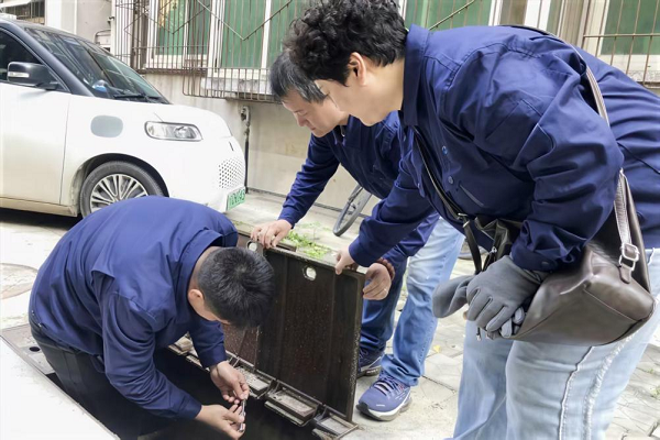 应对低温降雪 郑州城管筑牢民生供应“生命线”