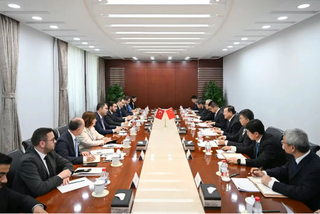 倪虹会见土耳其环境、城市化和气候变化部部长穆拉特·库鲁姆
